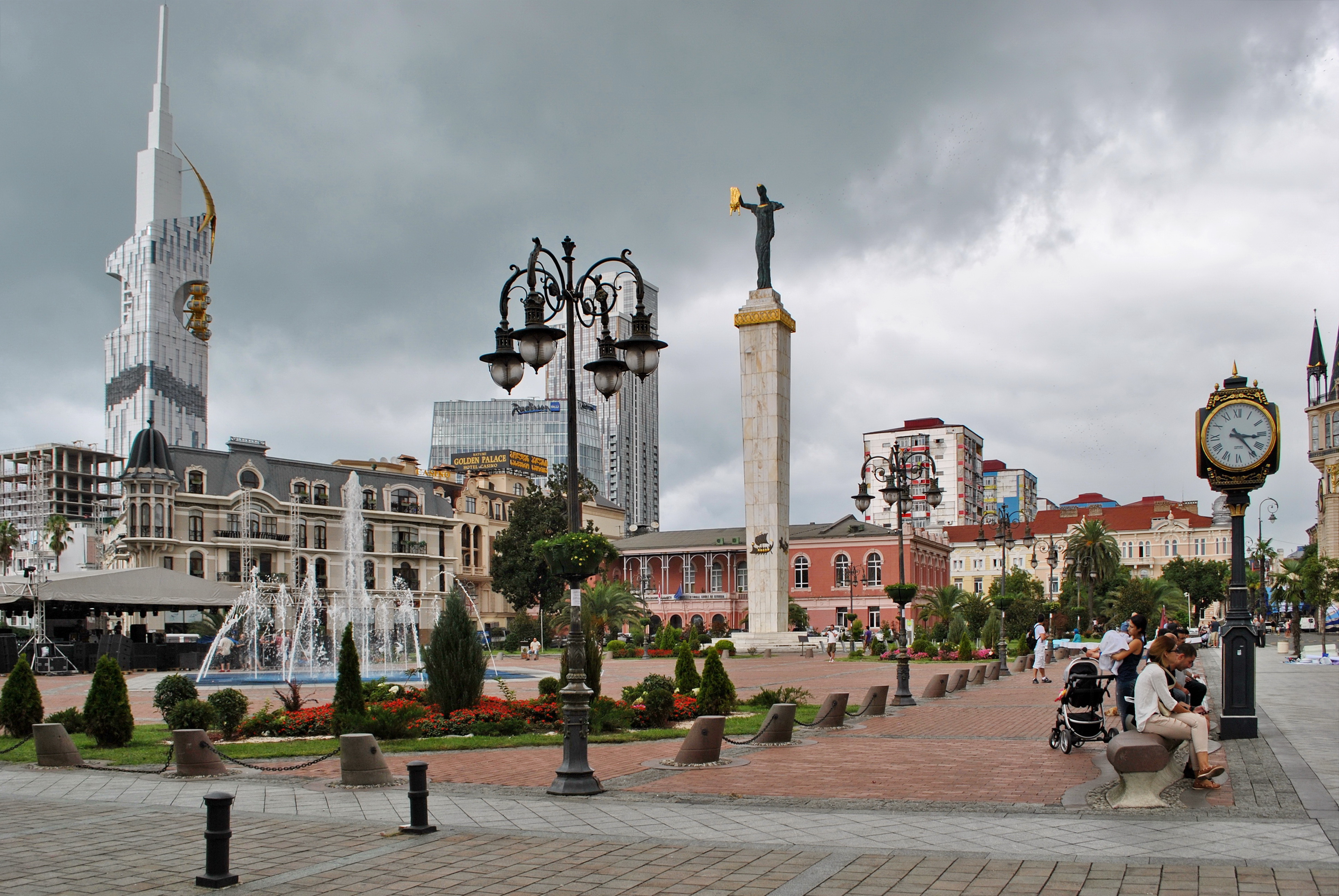 Площадь Европы и статуя Медеи